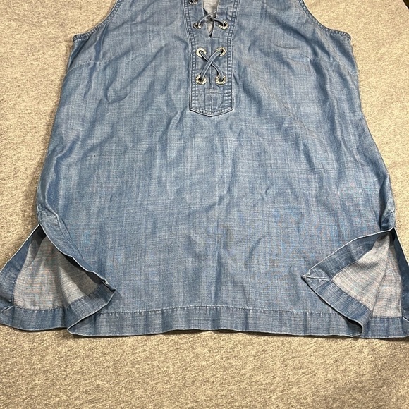 TOMMY Bahama chambray sleeveless top. - Picture 5 of 8